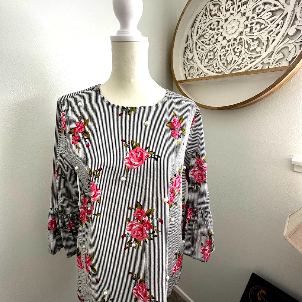 JENNIFER AND GRACE Flattering blouse with bell sleeves and pearl details